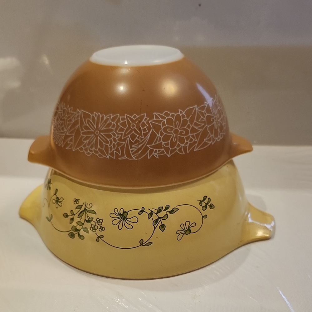 Vintage Pyrex 442-1.5l.441-750ml Floral Mixing Bowls